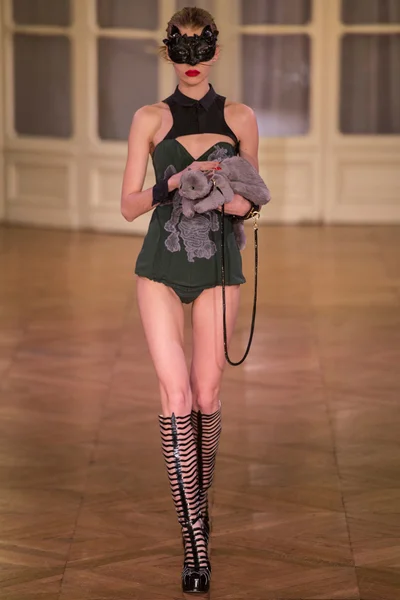 Look 28